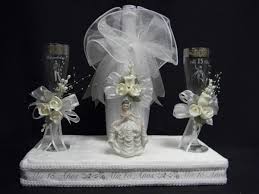 Si no sabes qué hacer con tus botellas de vidrio, te contamos cómo puedes reciclarlas para conseguir artículos preciosos para decorar tu jardín. Como Decorar Botellas Para Padrino Imagui