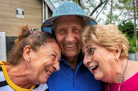 Rencontre inattendue avec une soeur retracée à 80 ans