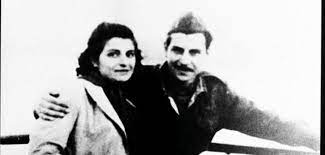Ο έλβις πρίσλεϊ πέθανε στις 16 αυγούστου του 1977. Prosblhtikes Gia Th Syzygo Toy Mikh 8eodwrakh Myrtw Anakribeies Afierwmatwn Sth Mnhmh Ths Gioylias Gazetopoyloy Atexnws