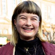 Esra spricht wie Siri und Alexa