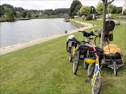 Impulsado por napoleón, para poder abastecer los arsenales del puerto de brest al abrigo de la flota inglesa, atraviesa cuatro cuencas fluviales a través de 320 km de caminos esta es una ruta lineal, de dos semanas, para ciclistas iniciados. Canal De Nantes A Brest A Velo En Famille