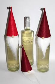Da werden eifrig weihnachtsmänner, engel, glocken, tannenbäume, weihnachtskarten und andere tolle dinge gebastelt. Diy Weinflaschenhut Weihnachtswichtel Einfach Selber Machen