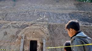 Kini, lawang sewu berubah jadi tempat wisata sempat dinobatkan sebagai bangunan paling angker, kini lawang sewu sudah berbenah. Gua Misterius Semarang Terkait Lawang Sewu