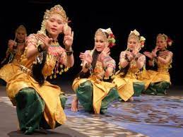 Tarian ini merupakan jenis tari tradisional dari sumatera selatan yang menggambarkan kegiatan remaja putri dan ibu rumah tangga di palembang jenis tarian terakhir yang masuk ke dalam 34 tari tradisional asal indonesia adalah tari bedana yang merupakan tarian tradisional zapin melayu dari. Ilmu Budaya Dasar Tarian Tradisional Dari Negara Negara Asia