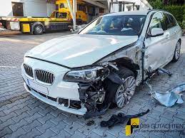 zum gluck wurde hier nur das auto beschadigt unfall gutachter 089gutachtenzwez collision schaden bmw 5er crash damaged munchen unfa vehicles