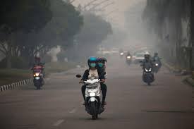 Asap kereta menghasilkan karbon monoksida. 7 Zat Beracun Ini Terkandung Dalam Asap Kebakaran Hutan