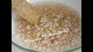 Il fagiolo essiccato è un ottimo cibo da conservare a lungo e basta tenerlo in un luogo asciutto, lontano dalla luce del sole e dall'umidità, se è possibile conservare i fagioli secchi in un barattolo di vetro molto migliore. Come Cuocere I Fagioli Secchi Ricette Di Margi Youtube