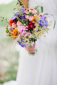 But since there are so many choices, brides can always choose a wildflower bouquet. 33 Wildflower Wedding Bouquets Not Just For The Country Wedding Buque De Noiva Colorido Casamentos Coloridos Buques De Casamento