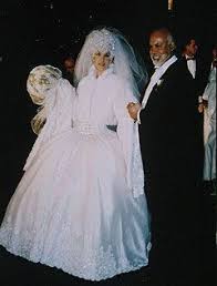 Celine Dion Und Rene Angelil Am 17 Dezember 1994 Celine Dion In Einem Wahrlich Unvergesslichen Kleid A Celine Dion Wedding Celebrity Weddings Man And Wife