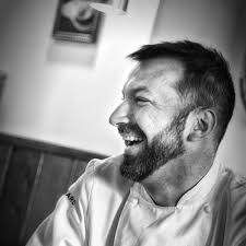 O chef de cozinha ljubomir stanisic já teve alta hospitalar e está de regresso ao protesto junto à assembleia da república, avança ljubomir stanisic é um dos nove empresários em greve de fome. Ljubomir Stanisic Fine Wines Food Fair