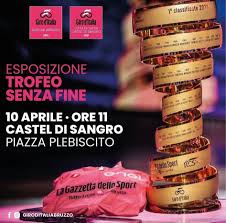 La mujer lució un vestido dorado que combinaba con el trofeo que ella alzó y se encargó de ser una de las voces que llamó a los participantes de esta competencia en la que estarán varios colombianos. Giro D Italia Trofeo Senza Fine A Piazza Plebiscito Castel Di Sangro Si Veste Di Rosa Teleaesse It Notizie Abruzzo E Molise News E Video Di Politica Cronaca Sport Ambiente