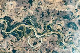 Meandering Mississippi River: PH๏τo Taken by Astronaut on Space Station  Shows Divergence From State Boundaries