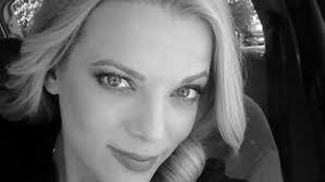 Στη scampia, η camorra προσλαμβάνει νέους από νεαρή ηλικία για να τους κάνει τσιλιαδόρους, κούριερ ναρκωτικών ή εκτελεστές. Apebiwse Se Hlikia 33 Etwn H Dhmosiografos Natasa Barela Protagon Gr