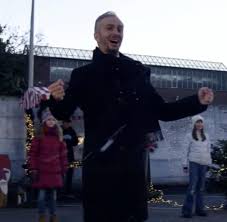 Inhaltlich trägt es noch dicker auf. Jan Bohmermann Singt Mit Kinderchor Uber Corona Leugner Welt