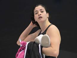 'we stand up' again, says refugee swimmer. Syrische Schwimmerin Yusra Mardini Erhalt Influencerpreis Medien