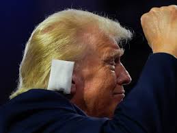 Trump reaparece con la oreja vendada y con J.D. Vance, su candidato a  vicepresidente