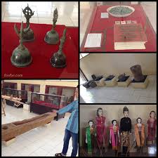 Prasasti anjuk ladang bersama seorang model. Mampir Ke Museum Anjuk Ladang Sang Vectoria Jenaka