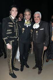Esto hizo que chente abriera la puerta de su rancho. Vicente Fernandez Regresa Del Retiro Para Compartir Por Primera Vez Escenario Con Alejandro Y Alex