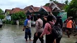 Permintaan produksi masker di salah satu pabrik masker di surabaya meningkat. Ditantang Tinggal Di Lokasi Banjir Bupati Jombang Curigai Aksi Settingan