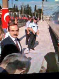 15 temmuz darbe girişiminin ardından elinde otomatik silahla görüntü veren sakarya valisi hüseyin avni coş'un da aralarında bulunduğu beş valinin adının 'fetö' araştırmasında geçtiği ortaya çıktı. Pardalote Pardalote Twitter