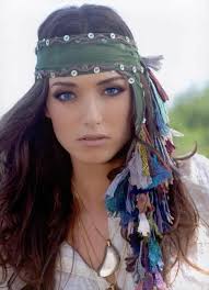 Diese frisuren mit haarband wirken romantisch und lassen sich schnell machen. Das Haarband Und Sein Madchenhafter Charme Archzine Net