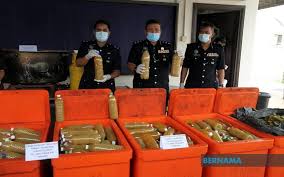 Saman berstatus waran tahun semasa._ _4. Bernama Polis Tahan Tiga Lelaki Bongkar Dua Rumah Dijadikan Stor Proses Ketum