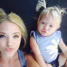 How tall is everleigh rose soutas height and weight? Musical Ly Star Savannah Soutas With Her Daughter Everleigh In December 2017 Cole And Savannah Everleigh Rose Savannah Chat