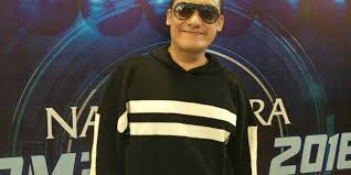 Setulus hati ku kini engkau bahgia berdua bersamanya sedangkan aku sengsara derita oh sayang ku sejujurnya aku tak bisa. Lirik Dan Chord Lagu Kehilangan Dari Firman Siagian Halaman All Kompas Com