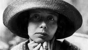 Cora Sandel: En dyptgående utforskning av den anerkjente norske  forfatterens liv og verk