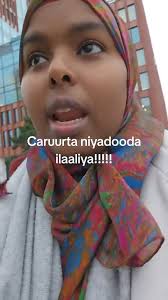 امرأة صومالية تهاجم الأباء والأمهات في المجتمع الصومالي وتنتقد عدم حضور  تكريم أبنائهم في المدارس عندما يحققون درجات التفوق وينالون المراكز الاولى  وتقام الاحتفالات المدرسية للمتفوقين يجد الطفل الصومالي ...