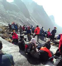 Bersebaran juga pesan broadcast yang meresahkan, karena berisi ramalan gempa bumi di beberapa daerah dalam waktu dekat. Gempa Bumi Sabah Lebih 100 Orang Terperangkap Di Gunung Kinabalu