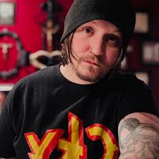 I am a new Enya Nextg guitar user. I have charged my guitar and it's  showing full battery. But I can't seem to switch