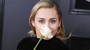 El mensaje de las rosas blancas durante los Premios Grammy