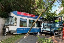 lastwagen kracht in tram 14 verletzte tages anzeiger