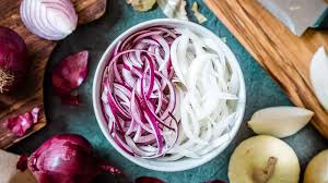 Onion cutting Tips without tears: পেঁয়াজ কাটার সময় চোখ থেকে অঝোরে জল  পড়ে? এই সহজ উপায়ে কাটলে জ্বলবে না চোখ, টুকিটাকি নিউজ