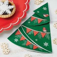 Denichees sur la toile ou realisees dans nos studios ces 9 idees de pliages de serviettes en forme de fleur ou detoile sont a reproduire facilement chez vous. Les Pliages De Serviette Noel Trouvez L Inspiration