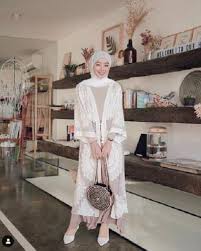 Mix and match dengan manset serta bawahan warna yang sama, atau dress berpotongan lurus yang memberi siluet ramping pada pemakainya. 10 Rekomendasi Outer Warna Netral Bikin Gayamu Stylish Abis 2020