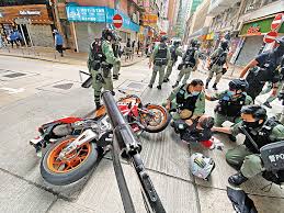 Jun 23, 2021 · 唐英傑被指於去年7月1日，在灣仔駕駛帶有「光復香港 時代革命」標語的電單車衝擊警方防線，被控「煽動他人分裂國家」及「恐怖活動」罪，日前. Bkgmf I9hjqem