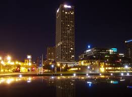 Milwaukee At Night U S Bank Center Milwaukee Wikipedia Milwaukee City Milwaukee Wisconsin
