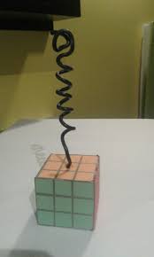 Répondre à votre demande une chambre d'enfant bien rangée et bien organisée c'est autant de temps gagné tout. Rubby Cube Fait Maison Pour Decorer Table Des Annees 80 Fait Maison Deco Table Maison