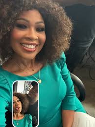 Lo que pasa cuando le pides a @Lizmarie Quintana que te aguante un  momentito el teléfono 😂😂. Te veo esta noche amollll ❤️. 📹 ¡Los esperamos  esta noche a las 8pm en Raymond y Sus Amigos! #sara ...