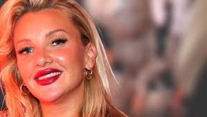Und hat auch keine ahnung, was das bedeuten soll. Evelyn Burdecki Vom Kuhstall Auf Den Roten Teppich So Sah Die Blondine Fruher Aus Bunte De