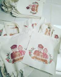 Bisa menggunakan kain, tisu, atau siku bagian dalam agar virus tidak menyebar; Inilah Alasan Souvenir Tas Blacu Banyak Diminati Fajran Rachman