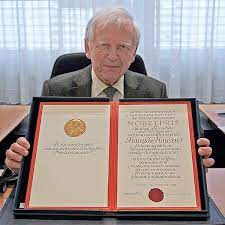 Harald zur hausen, nobelpreisträger für physiologie oder medizin 2008. Impfen Gegen Gebarmutterhalskrebs Von Der Hypothese Zum Nobelpreis