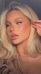 Phoebe Casey (pcaseyyy)