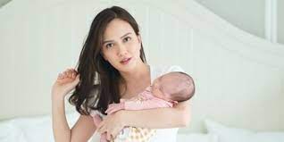 Find and follow posts tagged shandy aulia on tumblr. Jadi Mama Muda Ini 5 Potret Shandy Aulia Saat Gendong Baby Claire Merdeka Com