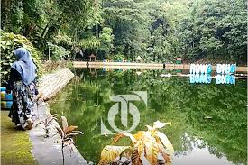 Pada video di waduk gunung rowo terlihat seorang cowo menggunakan kaos dan seorang cewe yang menggunakan jilbab. Rowo Bayu Petilasan Prabu Tawangalun Yang Viral Karena Kkn Di Desa Penari