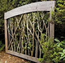 Garden Garden Privacy Wall Very Cool Maybe I Can Do Something Like This For The Side Of The Front Wooden Garden Gate Garden Gate Design Diy Garden Fence