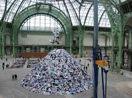 As part of monumenta 2010, french artist christian boltanski's work entitled 'personnes' proposes reflections on the inescapability of death and how chance watches over the destiny of each. Christian Boltanski Personnes Paris Grand Palais 2010 Het Labyrint Van De Schilderkunst