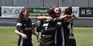 Beşiktaş kadın futbol takımı, vefa karakurdu ziyareti. Besiktas Kadin Futbol Takimi Farkli Kazandi